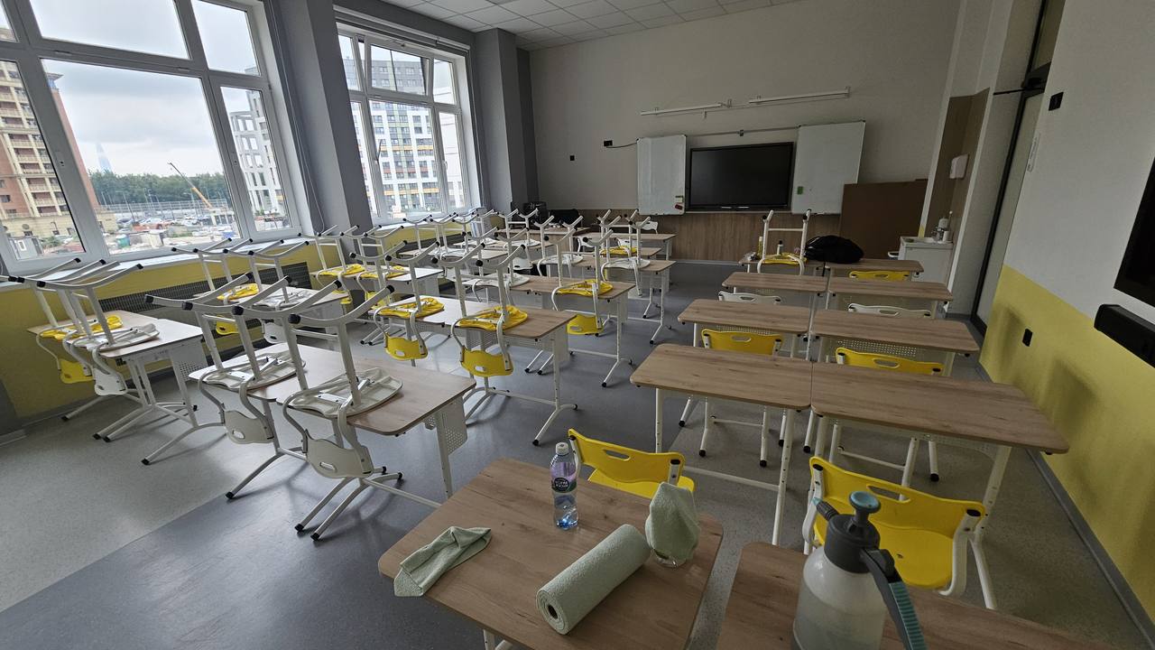 Уборка класса в школе после строительства